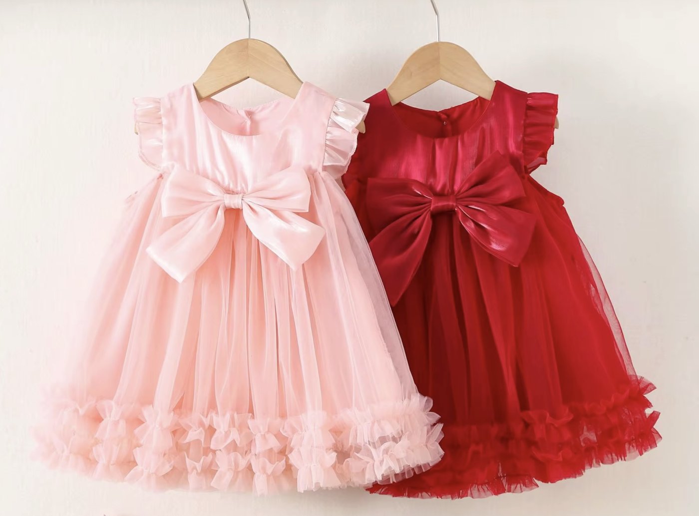 Elegant girls’ dress featuring a statement bow and a soft tulle skirt